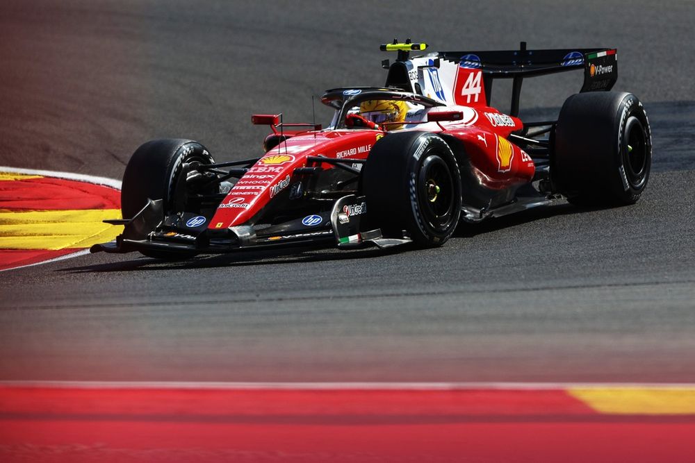 Lewis Hamilton en combinaison Ferrari, exprimant sa détermination avant le Grand Prix de Hongrie 2025