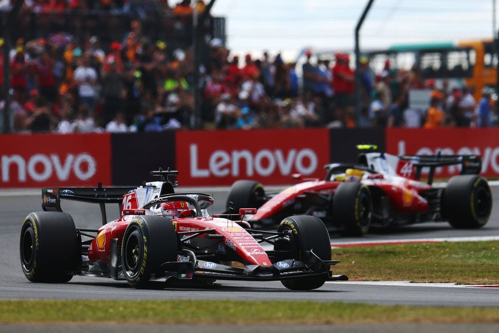 Lewis Hamilton lutte contre Charles Leclerc lors du premier relais à Silverstone