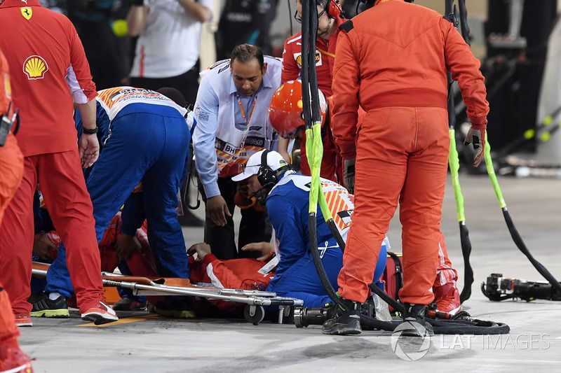 Mécanicien blessé prise en charge par les secours après l'incident de Kimi Räikkönen au GP de Bahreïn 2018.