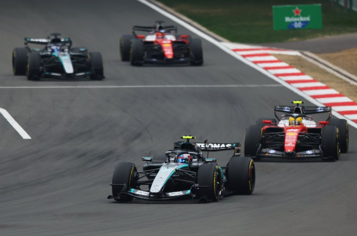 Lewis Hamilton victorieux en Ferrari aux côtés de la Mercedes lors du Grand Prix de Chine