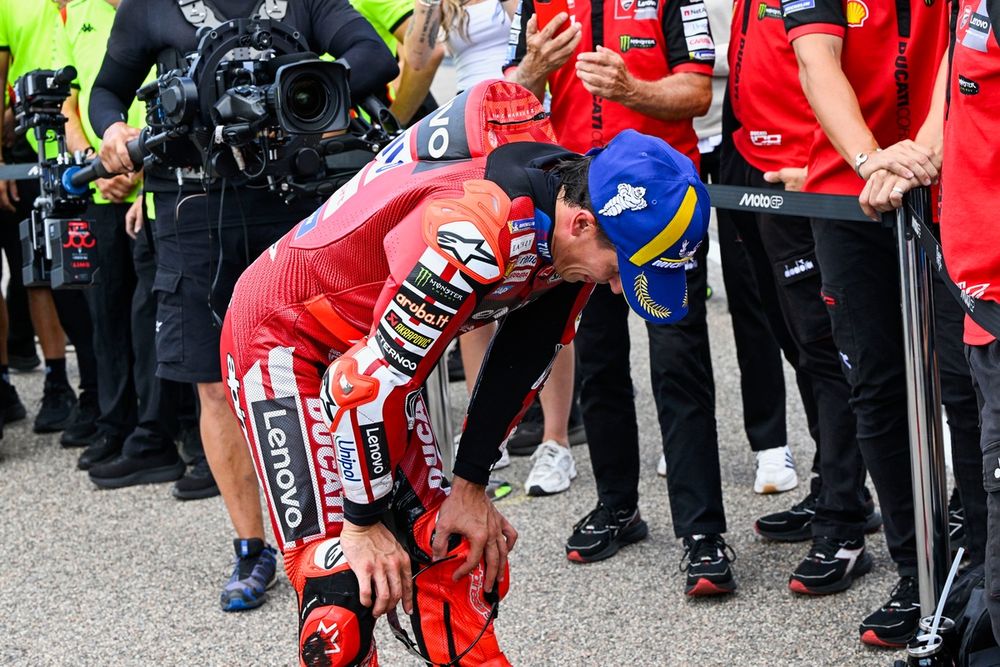 Marc Márquez en tenue Ducati, célébrant sa victoire au GP d’Allemagne