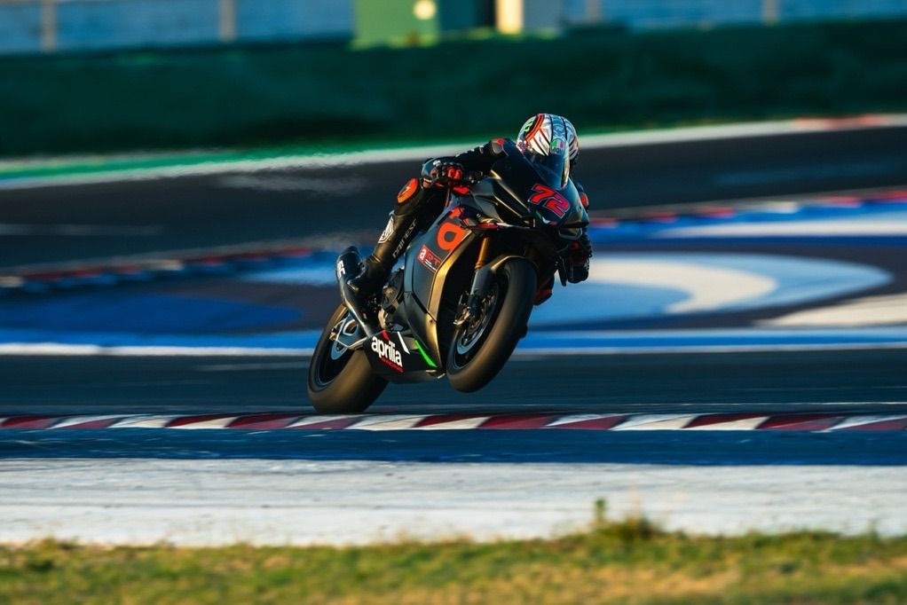 Marco Bezzecchi au bord de la grille du circuit de Misano après sa rééducation