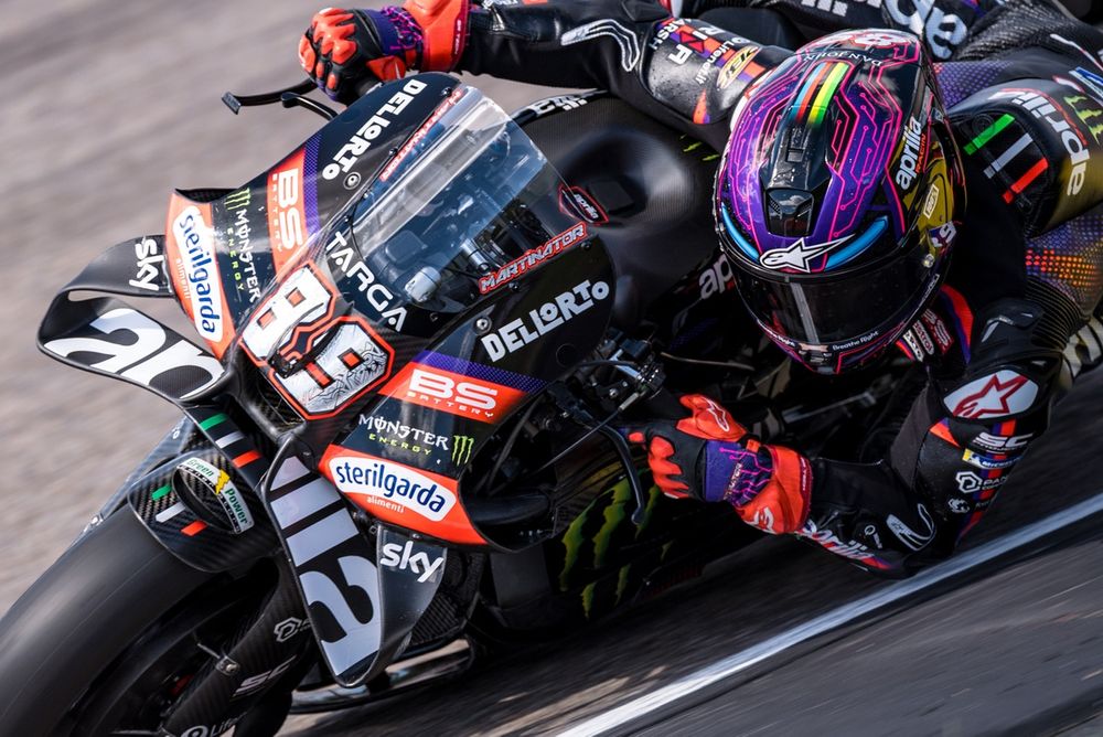 Jorge Martín en tenue d'Aprilia Racing Team sur le paddock