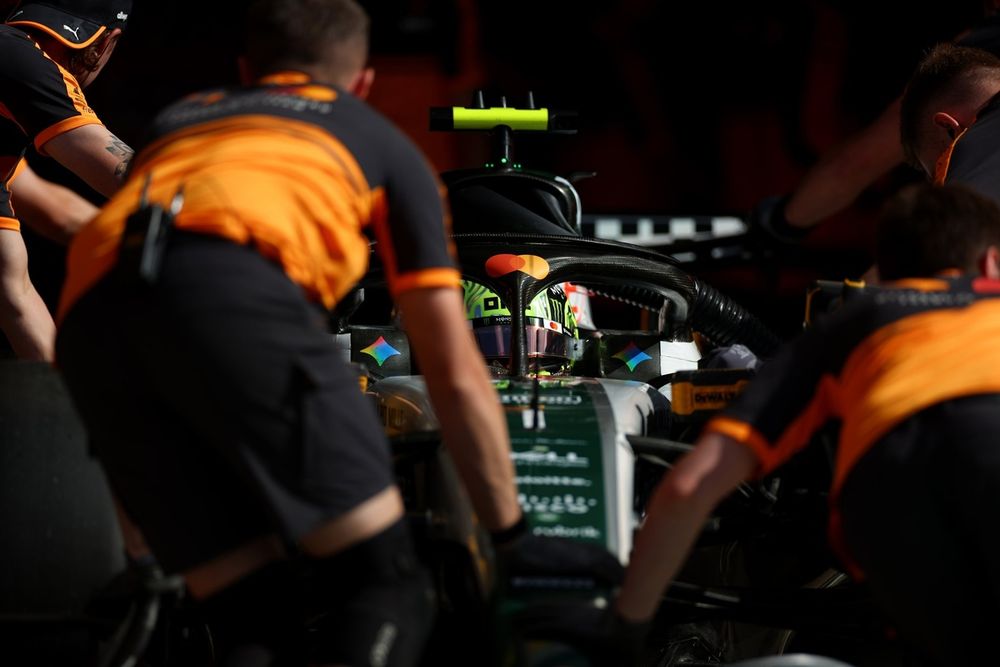 Lando Norris au volant de la McLaren MCL40