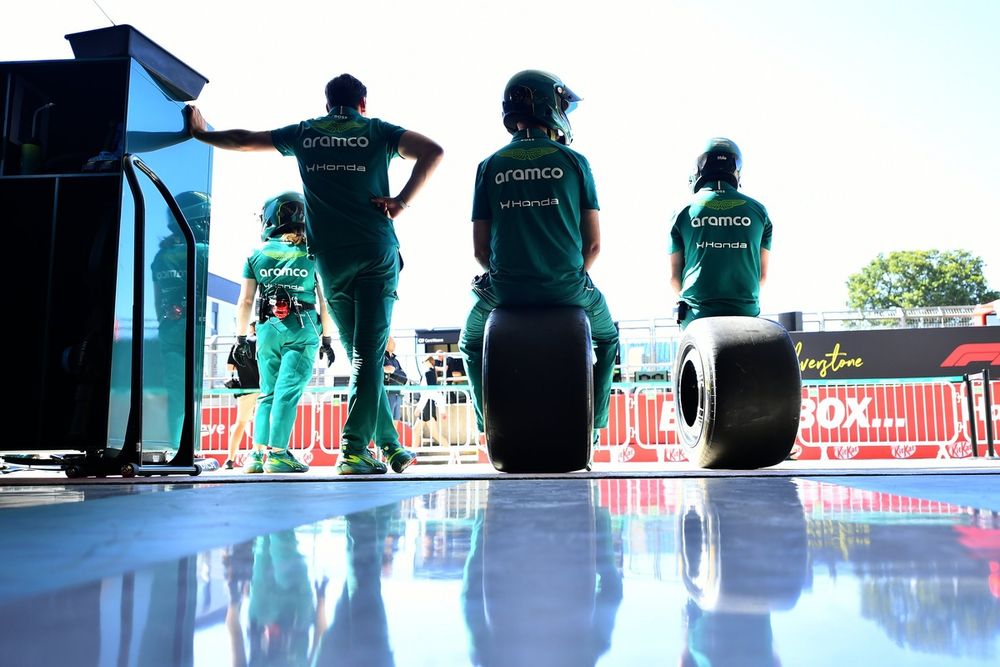 Pit stop d’Aston Martin lors d’une séance de préparation à un Grand Prix