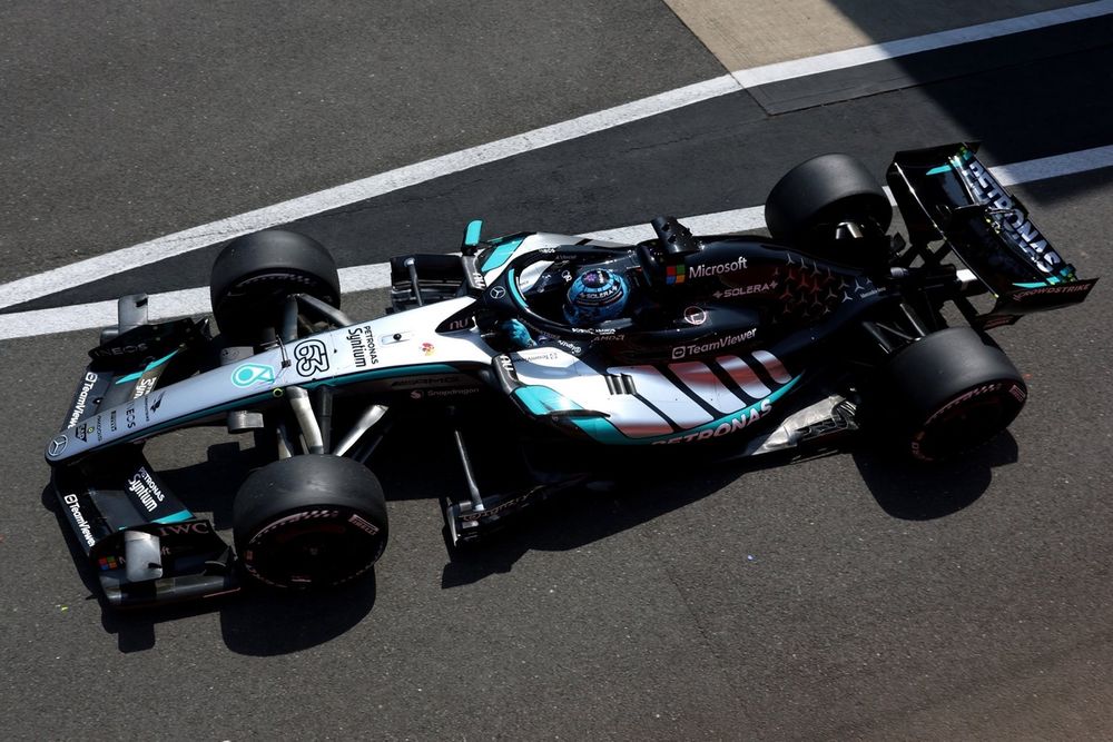 George Russell pilotant la Mercedes W17 à Silverstone