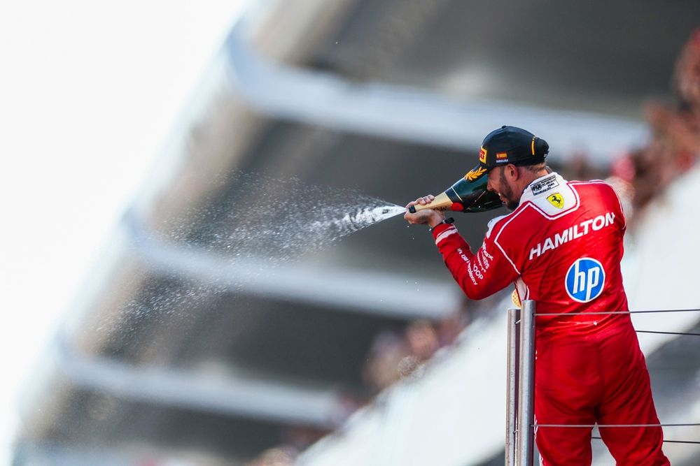 Lewis Hamilton franchit la ligne d'arrivée du Grand Prix de Barcelone après l'introduction d'un nouveau package chez Ferrari