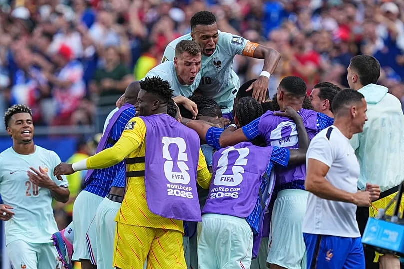 Lucas Digne et Kylian Mbappé célèbrent le but d'Ousmane Dembélé au Gillette Stadium