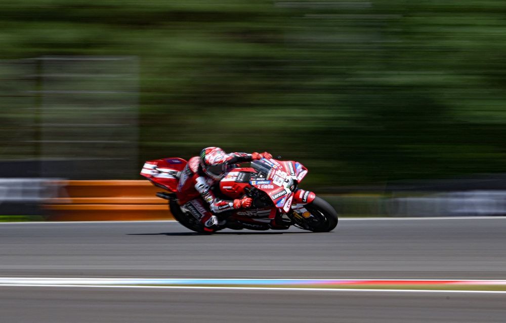 Francesco Bagnaia sur sa Ducati, pilotant le MotoGP