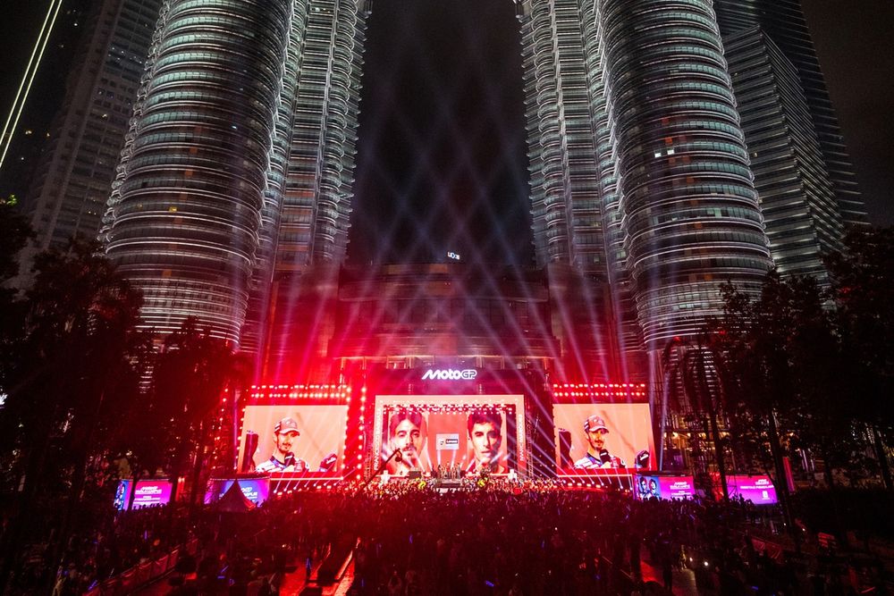 Cérémonie de lancement du MotoGP 2026 devant les tours Petronas à Kuala Lumpur