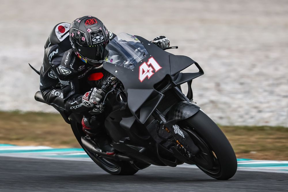 Aleix Espargaró en tenue Honda HRC, en cours de rééducation