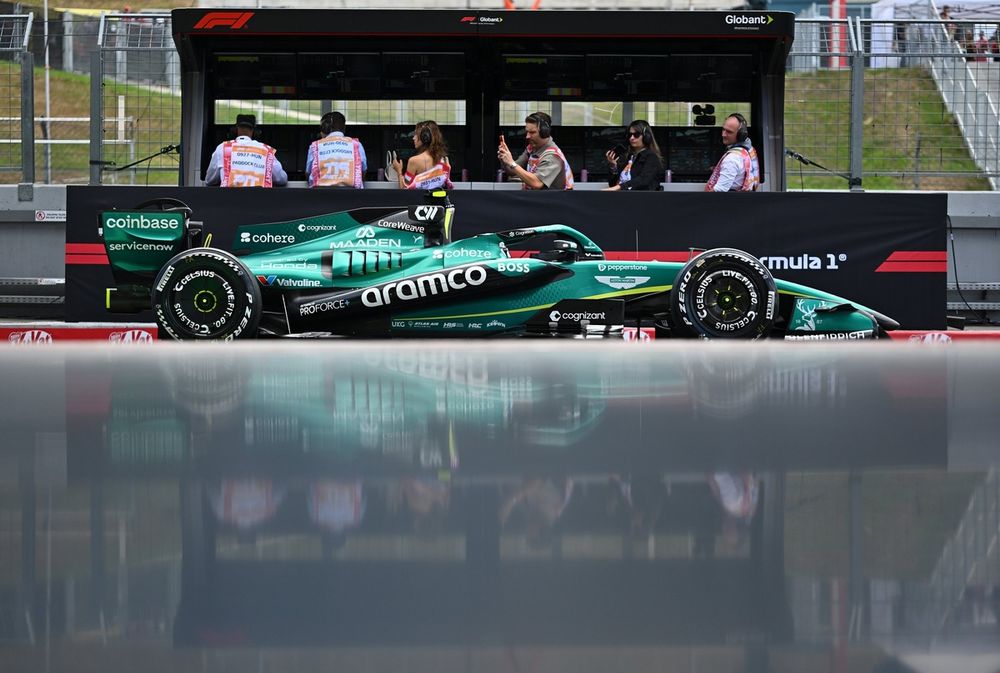 Fernando Alonso examine la version remaniée de l'Aston Martin sur le circuit de Hongrie