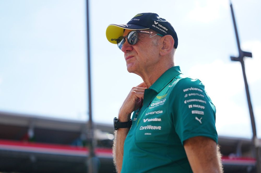 Adrian Newey discute avec Fernando Alonso au paddock d’Aston Martin