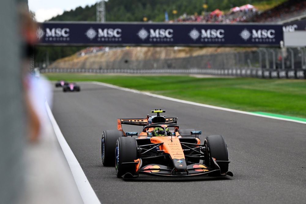 Lando Norris au volant de sa McLaren, exprimant son point de vue sur la réglementation 2026
