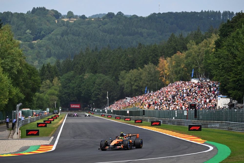 Lando Norris au volant de la McLaren à Spa‑Francorchamps, démontrant une meilleure gestion de l'énergie que la Mercedes dans la droite de Kemmel.