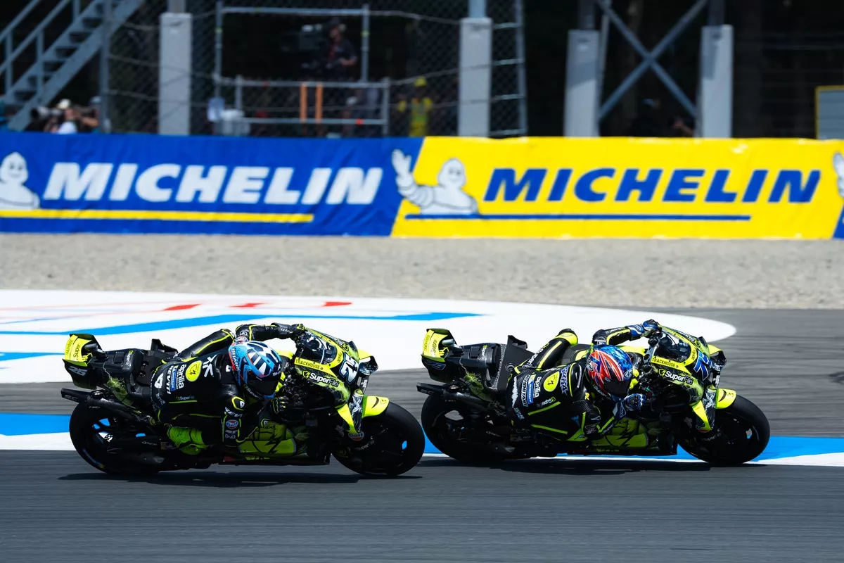 Ai Ogura adopte une position de corps distincte de celle de Raúl Fernández sur l'Aprilia RS‑GP dans les virages.
