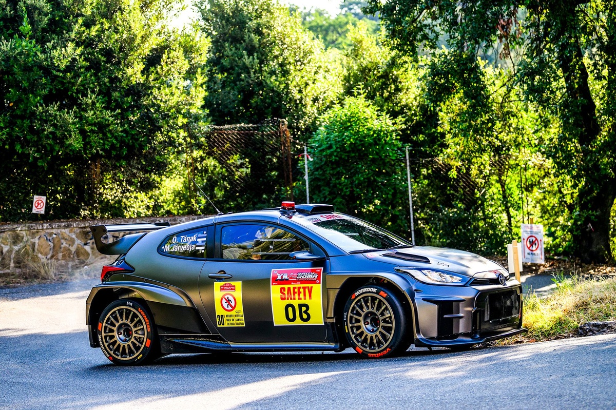 Ott Tänak et Martin Järveoja à bord d'une Toyota GR Rally2 lors du Rally di Roma Capitale