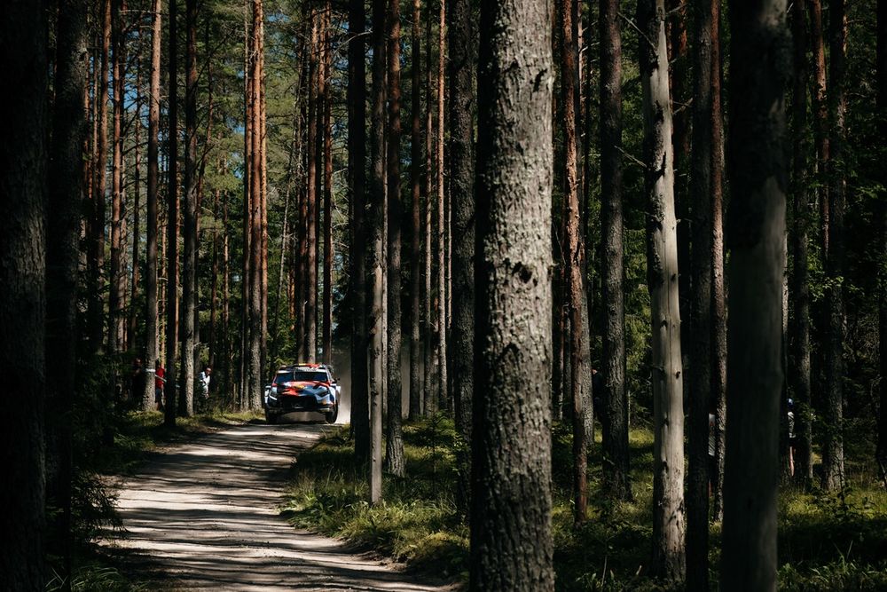 Thierry Neuville et Martijn Wydaeghe remportent leur première spéciale du week‑end