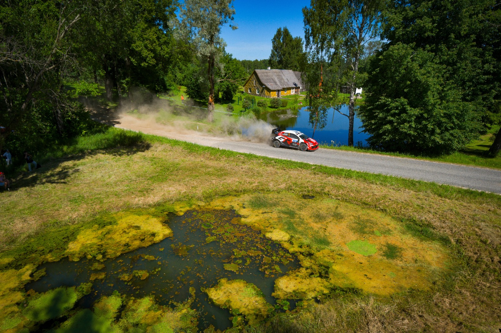 Sami Pajari et son copilote Marko Salminen, victorieux au Rallye d’Estonie, au volant d’une Toyota