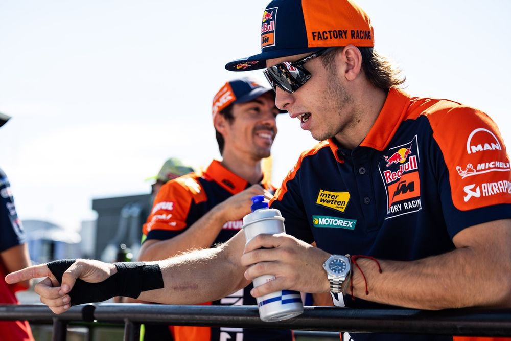 Pedro Acosta en tenue Red Bull KTM au Sachsenring, encore avec des points de suture à la main.