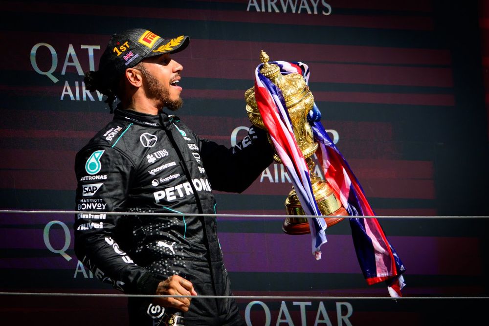 Lewis Hamilton, recordman de victoires à Silverstone, observe le circuit depuis les stands.