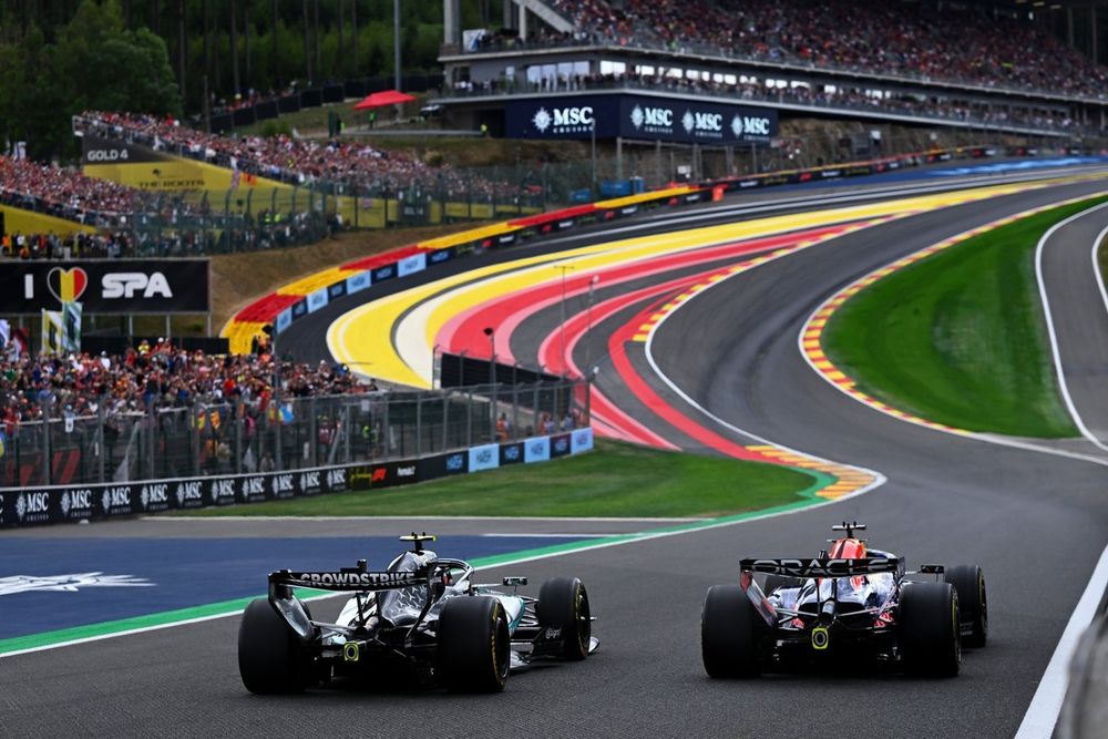 Max Verstappen dépasse Kimi Antonelli avant le Raidillon, juste après le départ du GP de Belgique.