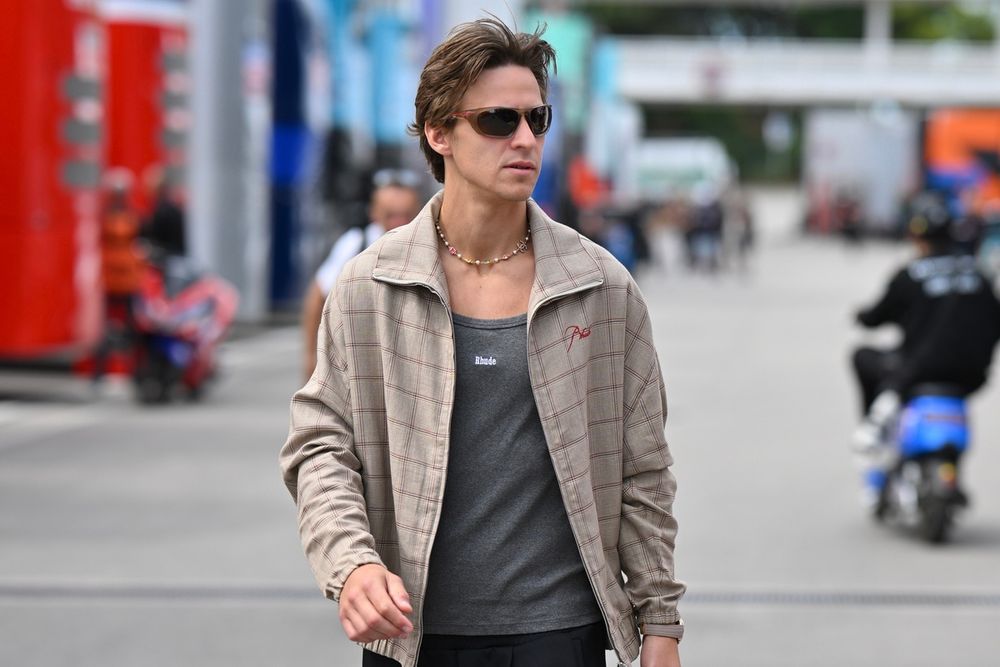 Fabio Quartararo dans le paddock du MotoGP, entouré de journalistes.