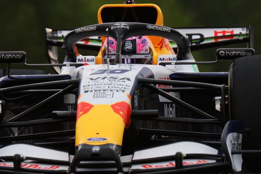 Liam Lawson, pilote de Racing Bulls, en combinaison rouge et noire