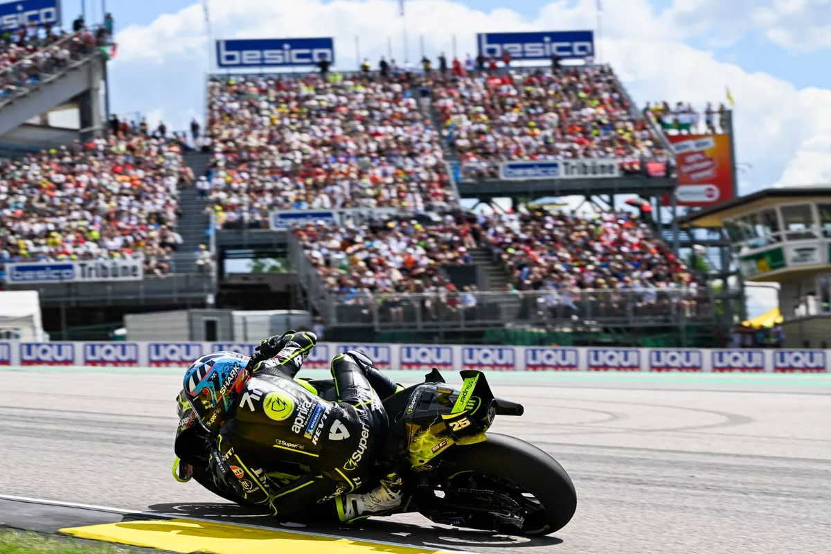 Raúl Fernández, pilote de Trackhouse Racing, sur le podium du GP d’Allemagne