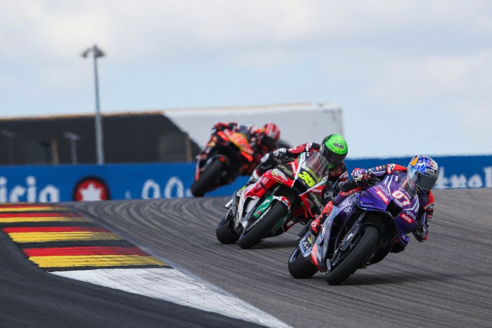 Toprak Razgatlioglu se battant avec Cal Crutchlow et Maverick Viñales au Sachsenring
