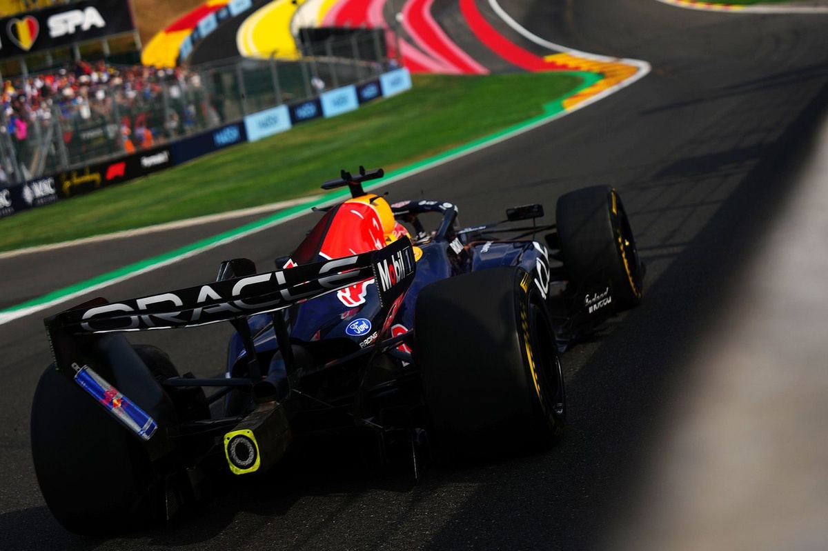 Max Verstappen au volant de la Red Bull, avant la réintroduction de l'aileron à flap rotatif