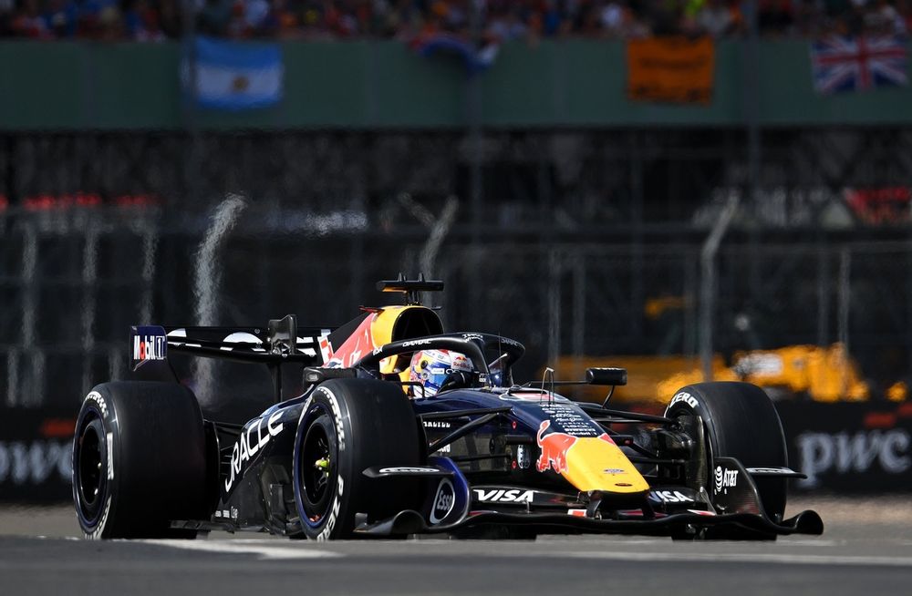 Max Verstappen à Silverstone, pilote de Red Bull Racing, en plein affrontement.