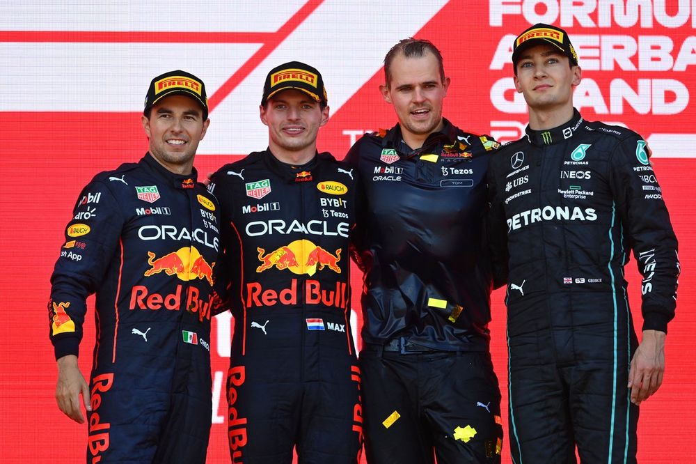 Tom Hart aux côtés de Max Verstappen et George Russell sur le podium du Grand Prix d'Azerbaïdjan 2022.