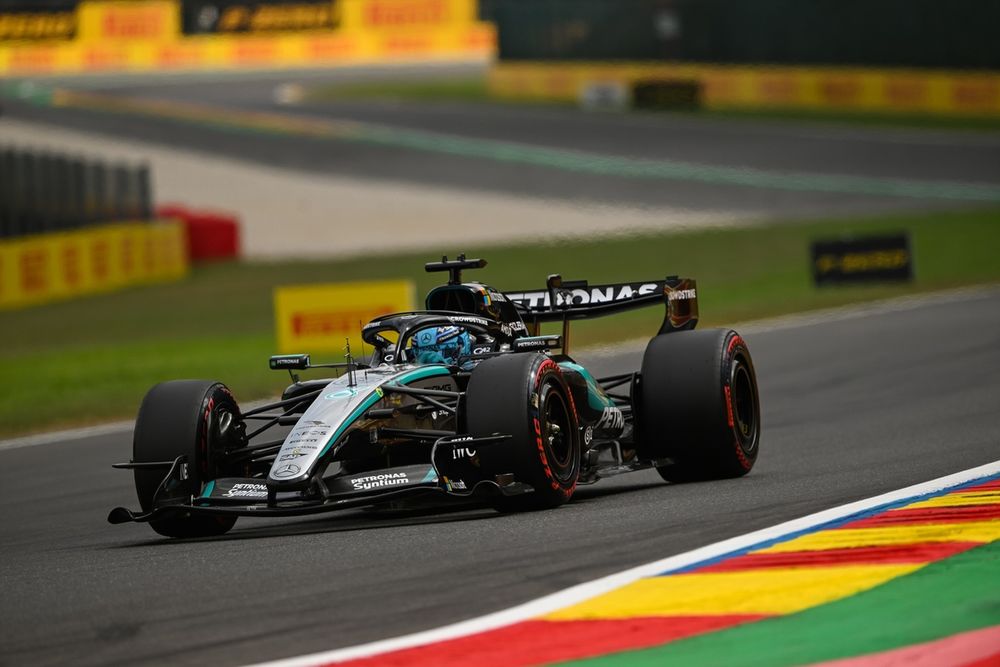 George Russell en Mercedes, entouré de l'équipe technique à Spa