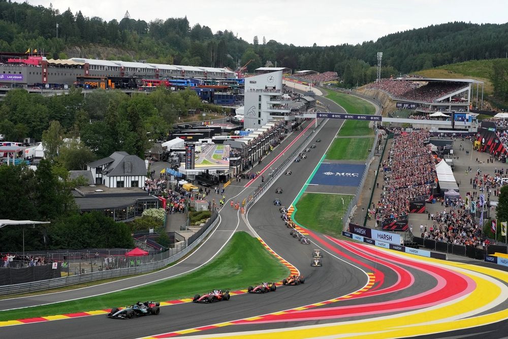 George Russell encadré par deux Ferrari et la McLaren de Piastri dans le Raidillon