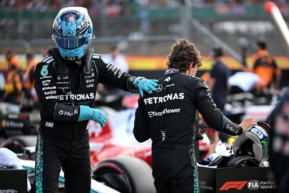 Kimi Antonelli domine George Russell en qualifications