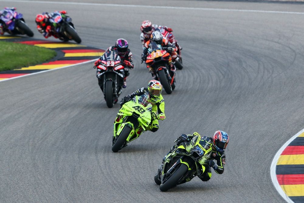 Pedro Acosta gérant ses pneus lors du Grand Prix du Sachsenring