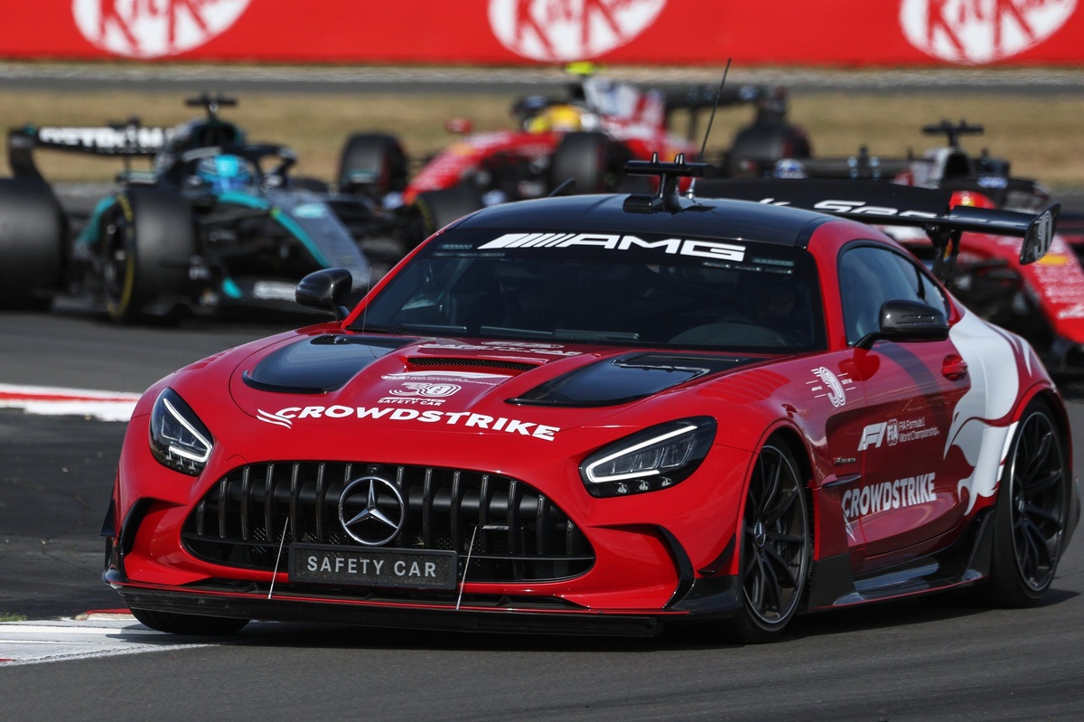 Safety Car bloquant le peloton sur le circuit de Silverstone lors du Grand Prix de Grande-Bretagne 2026
