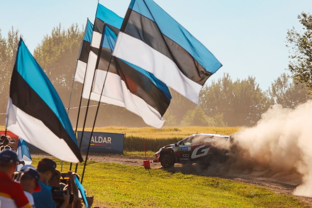 Oliver Solberg et Elliott Edmondson franchissent la ligne en tête de la spéciale ES10 au Rallye d’Estonie