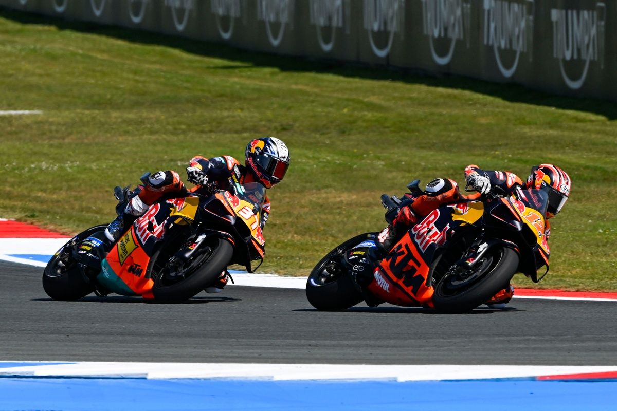 Maverick Viñales et Pedro Acosta, deux pilotes de KTM, mais pas du même horizon.