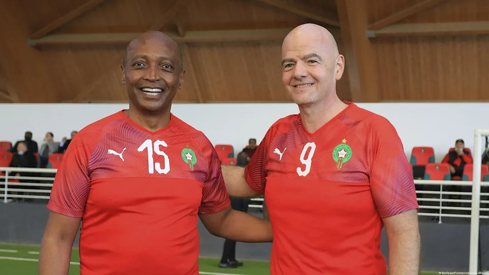 Gianni Infantino et Patrice Motsepe au stade de la discussion