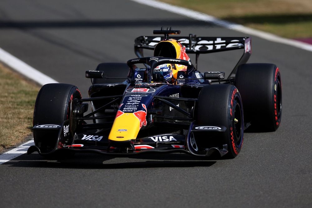 Max Verstappen au volant de sa Red Bull RB22 à Silverstone