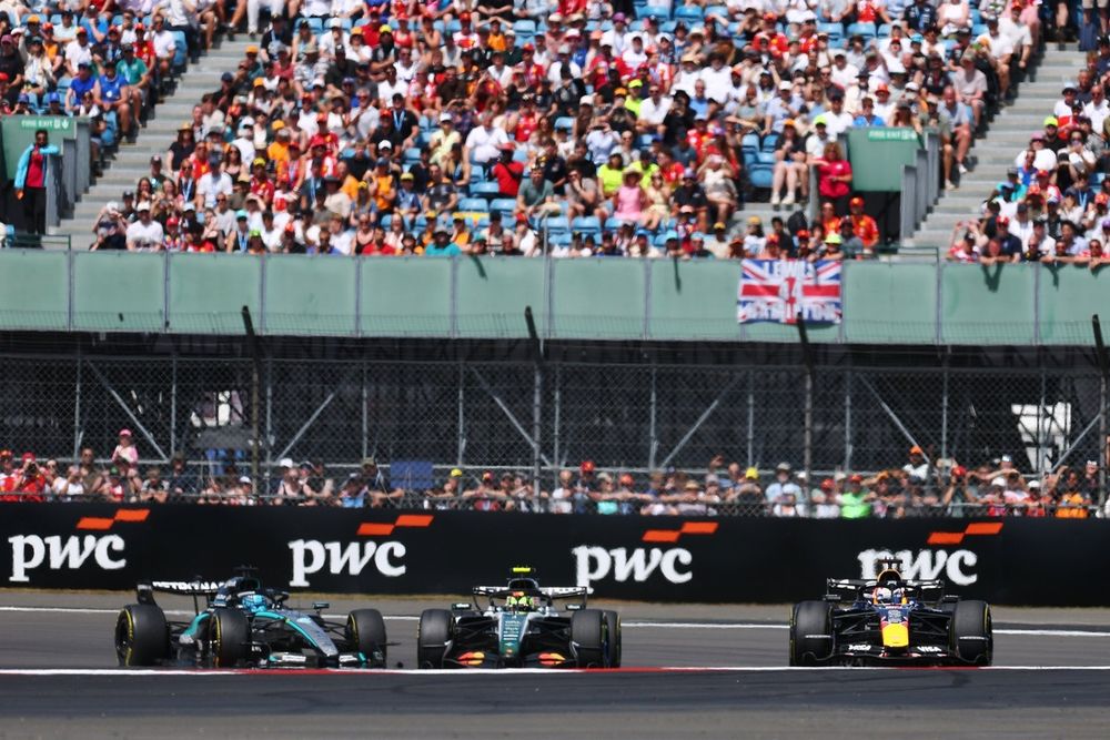Max Verstappen aux côtés de Lando Norris et George Russell pendant le sprint de Silverstone