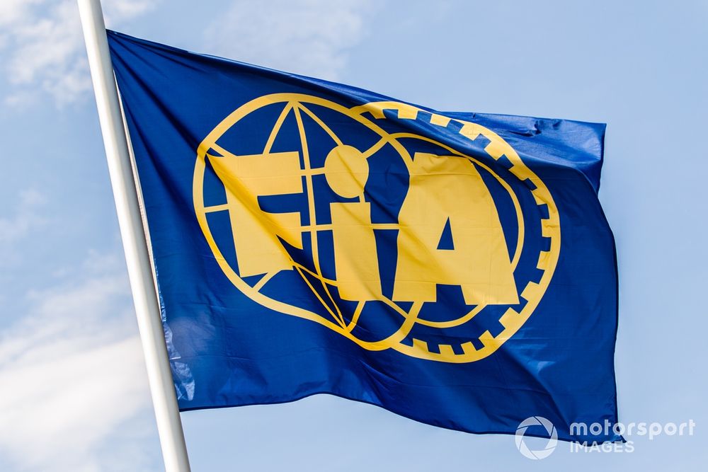 Drapeau de la FIA, symbole de la gouvernance du sport automobile