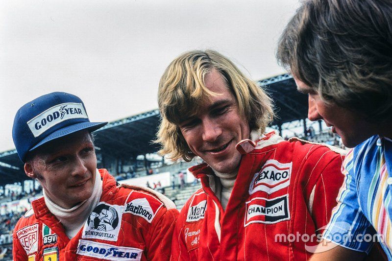 Niki Lauda et James Hunt discutent au Grand Prix du Japon 1976