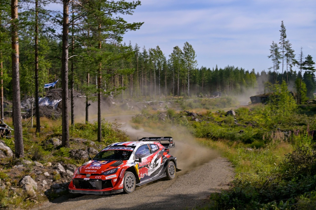 Ogier garde les commandes, Evans revient puis perd tout dans un tonneau !
