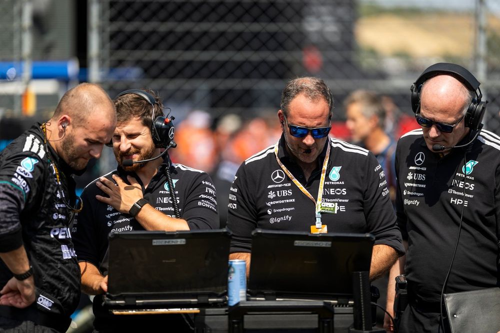 Mécaniciens de Mercedes préparant les monoplaces sur la grille du Grand Prix de Hongrie.