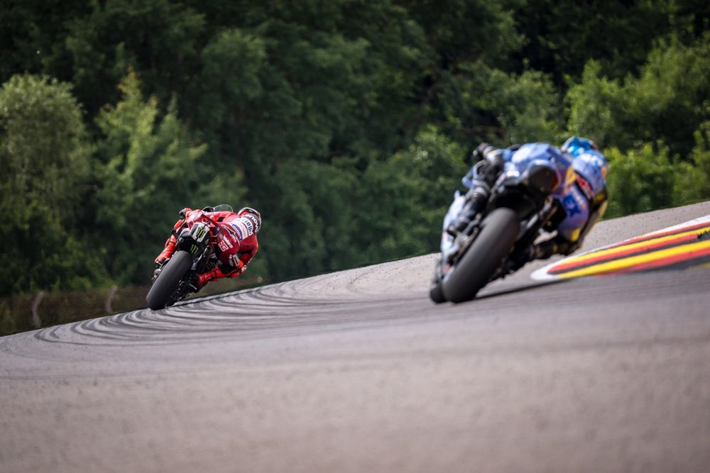 Álex Márquez et Marc Márquez en pleine action sur le circuit du MotoGP 2026