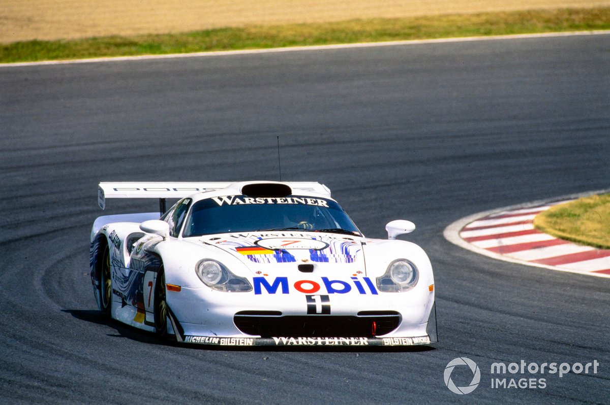 Allan McNish et son équipe avant une sortie de piste en 1998 à Suzuka