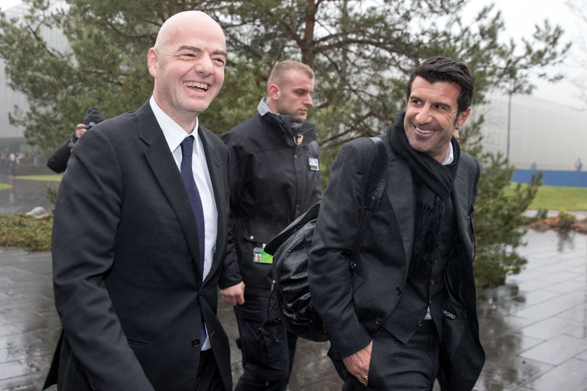 "Vente de la Coupe du monde": "Il est trop tard pour sauver sa dignité mais pas pour sauver le football", Luis Figo dézingue le patron de la Fifa et réclame sa démission